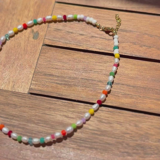 Collier ras de cou perles d’eau douces naturelle et perles en verres à facettes multicolores acier inoxydable pièce unique