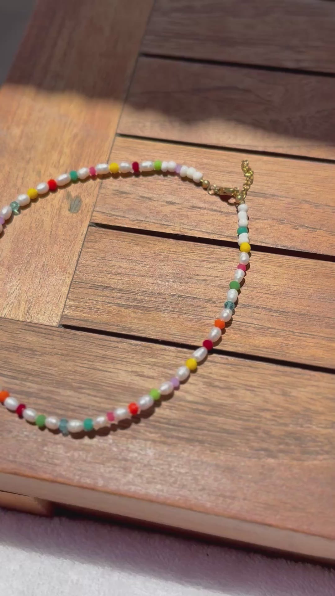 Collier ras de cou perles d’eau douces naturelle et perles en verres à facettes multicolores acier inoxydable pièce unique