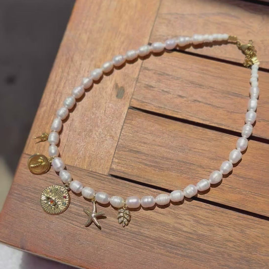 Collier corfou perle d’eau douce breloque laiton plaqué or charms acier inoxydable pièce unique