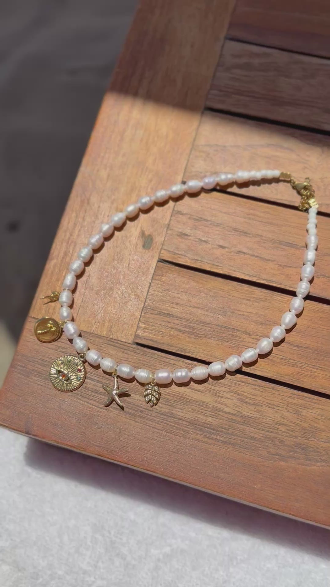 Collier corfou perle d’eau douce breloque laiton plaqué or charms acier inoxydable pièce unique